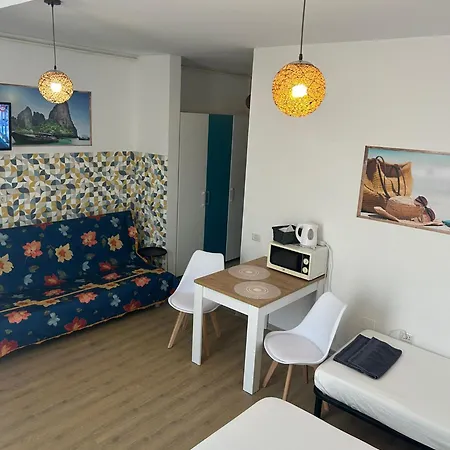 Garsoniera Maria Alezzi * Navodari